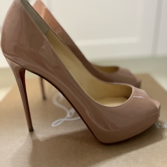 CHRISTIAN LOUBOUTIN New Very Privé
120 mm Open toe pumps - Patent calf - Nude - Picture 7 of 9